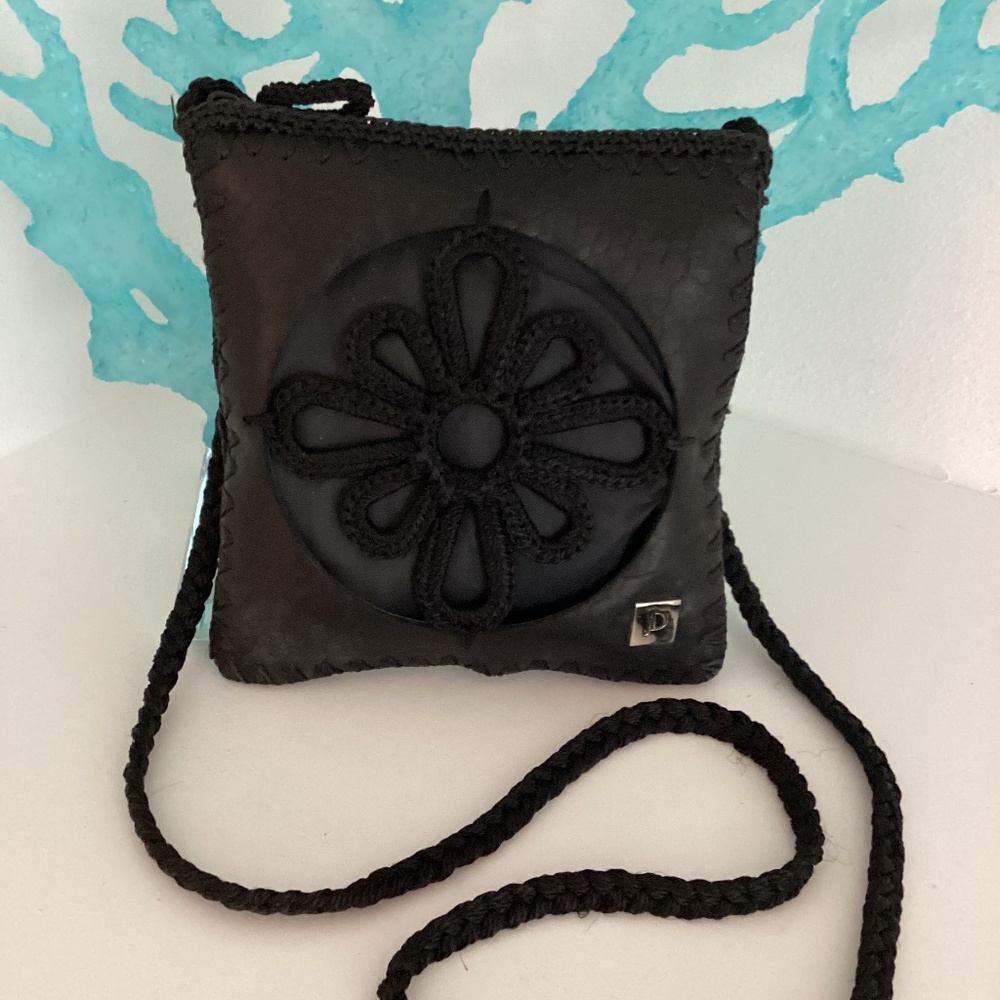 NEW JD BLACK LEATHER & CROCHET FLORAL CUT OUT ACCENT SMALL CROSSBODY BAG